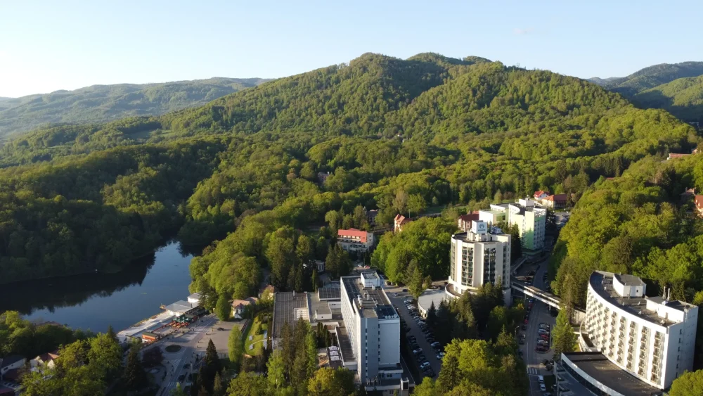 Cazare în Sovata - un oraș mic din Transilvania, înconjurat de păduri dense, cu Lacul Ursu ca atracție principală.