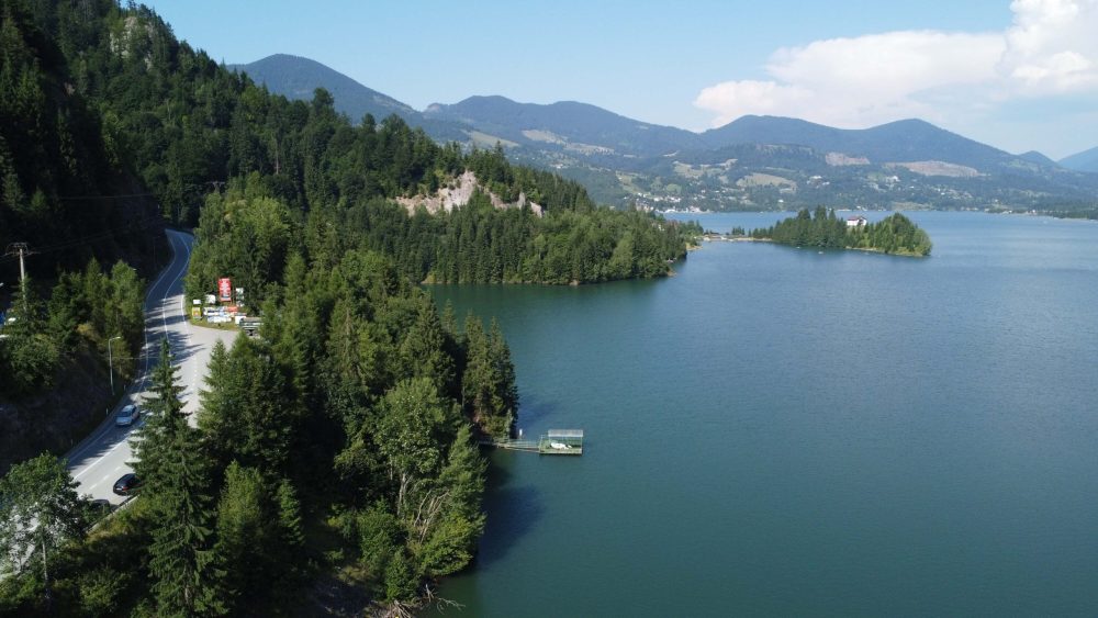 Imagine reprezentând cazare la Colibița, inclusiv pensiuni, cabane și resorturi cu facilități precum piscină infinity, spa și grătar