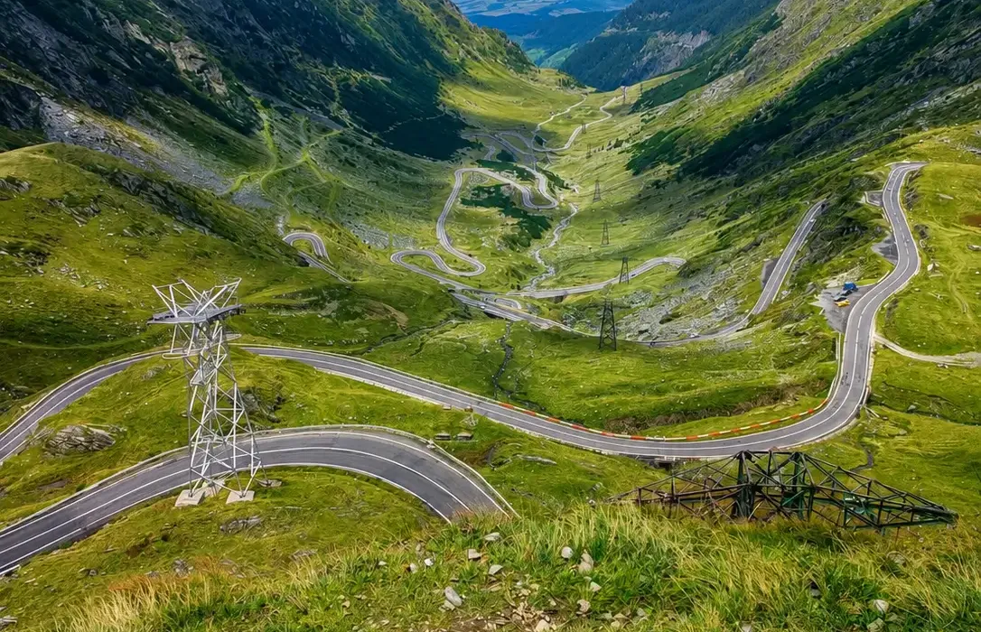 Drumul Transfăgărășan șerpuind printre Munții Făgăraș într-un peisaj spectaculos de vară