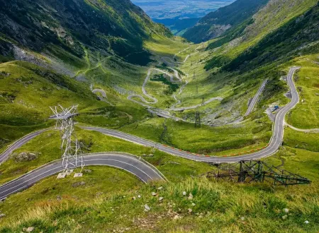 Drumul Transfăgărășan șerpuind printre Munții Făgăraș într-un peisaj spectaculos de vară
