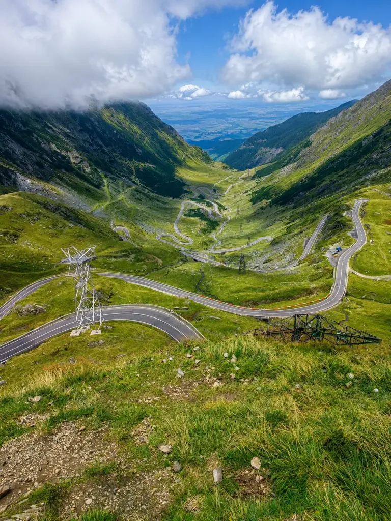 Cazare pe Transfăgărășan între munți și peisaje spectaculoase 2 Drumul Transfăgărășan șerpuind printre Munții Făgăraș într-un peisaj spectaculos de vară