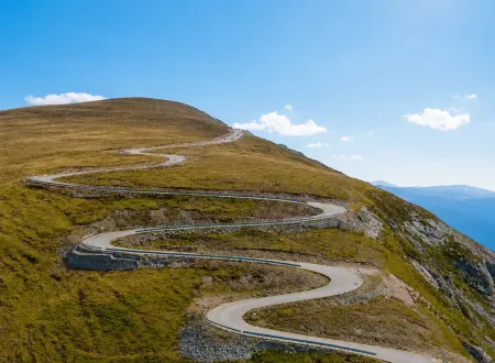 Exemplu de cazare situată aproape de Transalpina, potrivită pentru turiști care vor acces rapid la munte și priveliști spectaculoase.