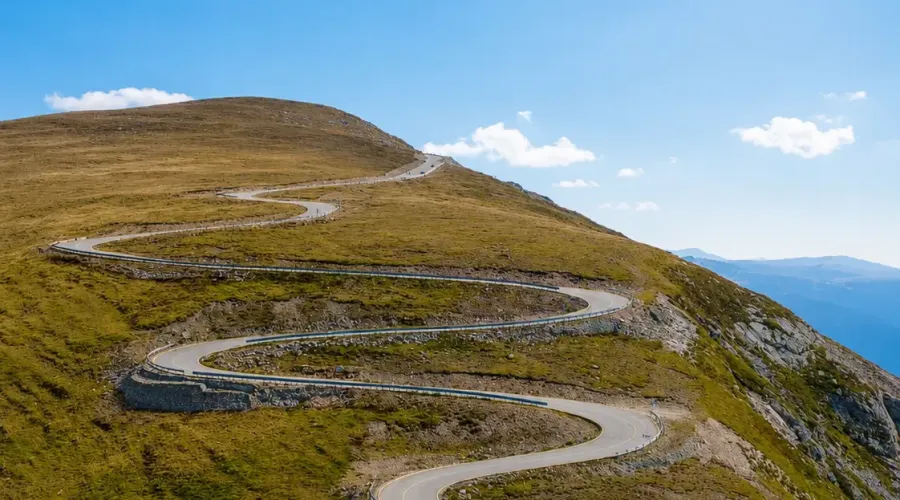 Exemplu de cazare situată aproape de Transalpina, potrivită pentru turiști care vor acces rapid la munte și priveliști spectaculoase.