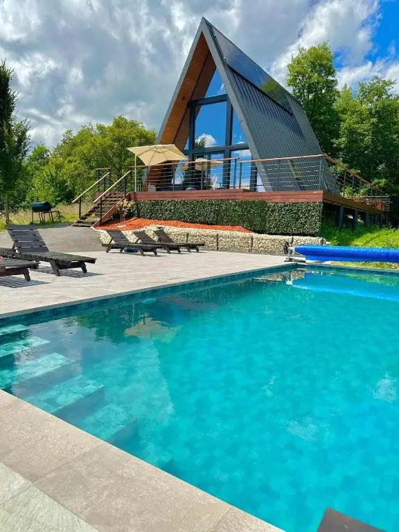 Cabana Bradova – A-frame cu piscină încălzită și jacuzzi, Bârsana, Maramureș