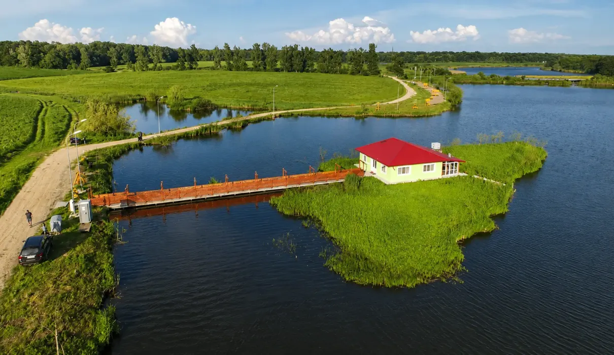Cazări pe malul lacului cu piscină și vedere panoramică spre munți