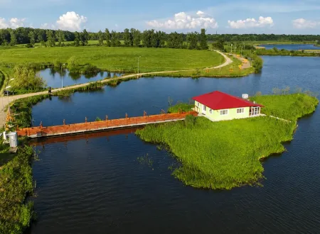 Cazări pe malul lacului cu piscină și vedere panoramică spre munți