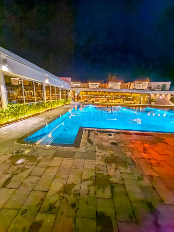 Piscină exterioară la Hotel Romanița, ideală pentru relaxare în Maramureș.