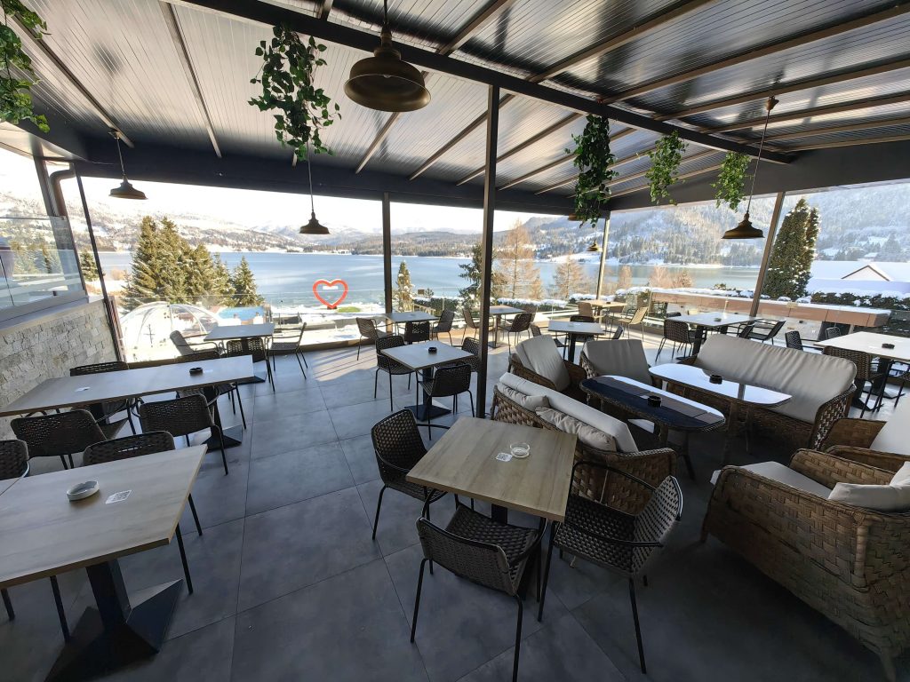 Hotel Boutique Roser House ,locul în care luxul și natura se întâlnesc 5 Hotel Boutique Roser House terasa