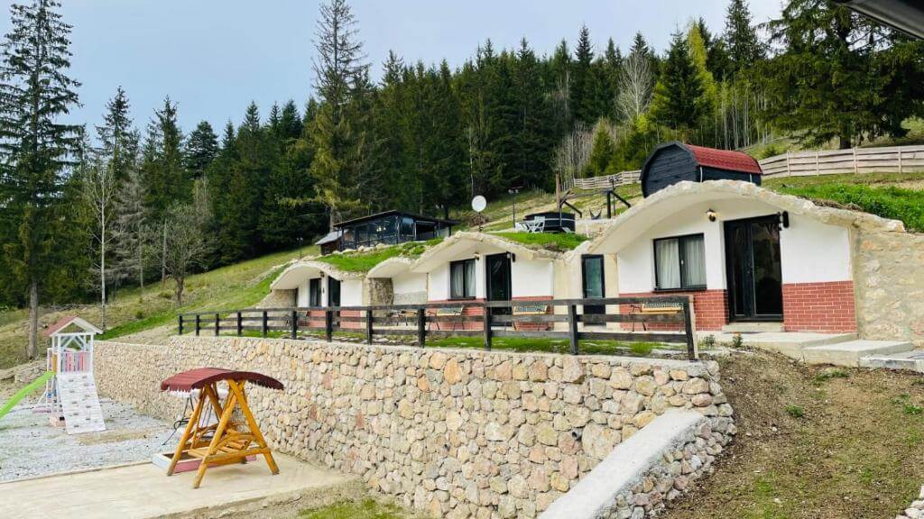 Lacul Roșu: 6 cazări deosebite pentru o vacanță în natură 8 Lacul Roșu