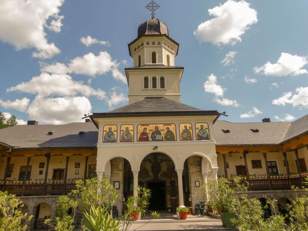 Mănăstirea Sfântul Ilie,un adevarat colț de Rai pt turisti care ajung aici 5 Mănăstirea Sfântul Ilie