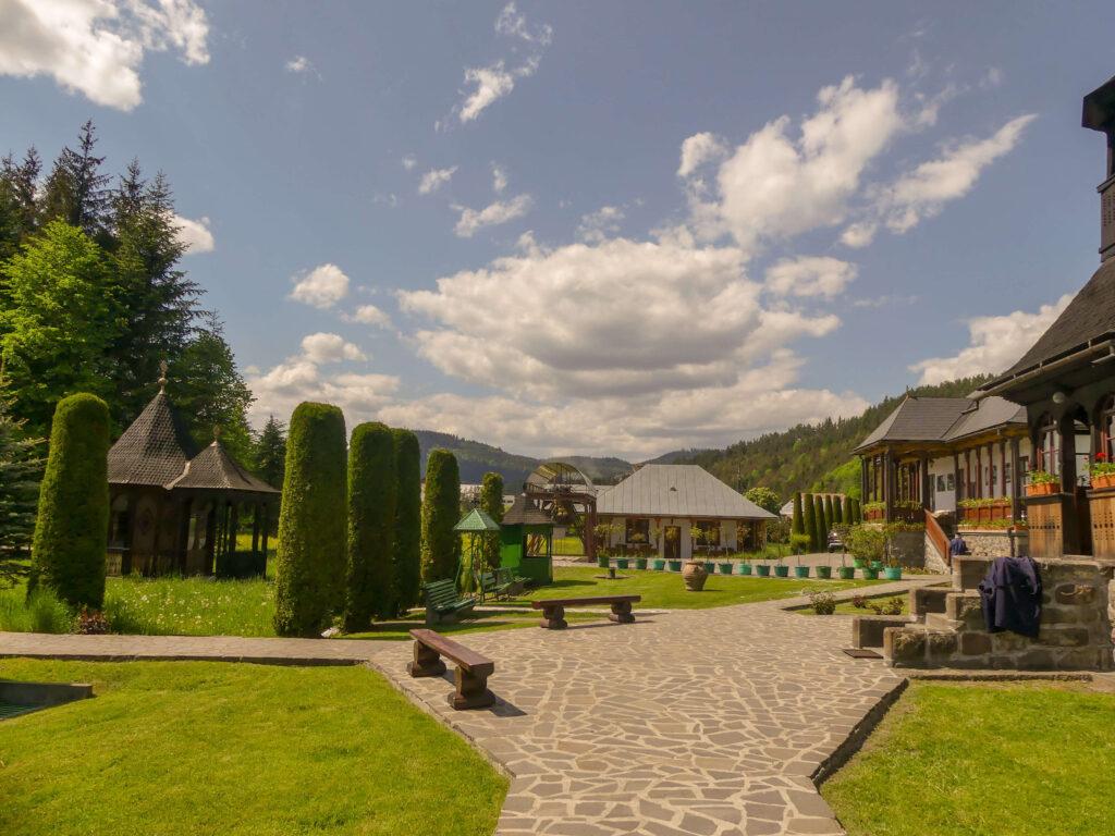 Mănăstirea Sfântul Ilie,un adevarat colț de Rai pt turisti care ajung aici 10 P1200990 edited