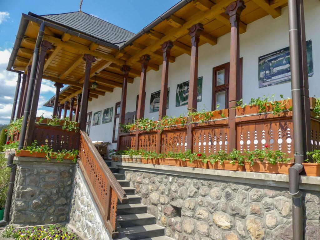 Mănăstirea Sfântul Ilie,un adevarat colț de Rai pt turisti care ajung aici 9 P1200994 edited