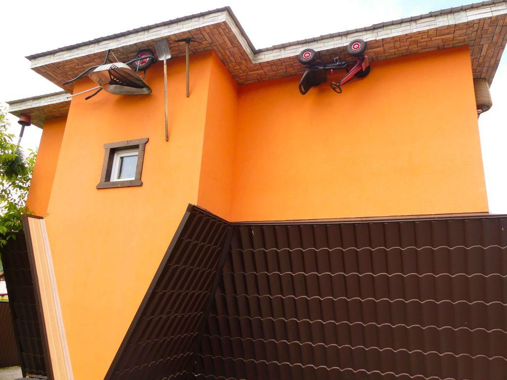 Casa răsturnată,această construcție neobișnuita atrage ca un magnet turistii 2 Casa răsturnată