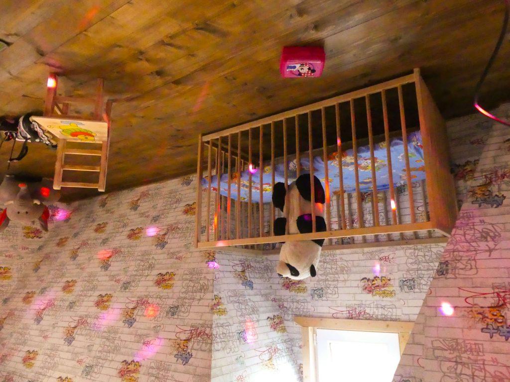 Casa răsturnată,această construcție neobișnuita atrage ca un magnet turistii 5 Casa răsturnată