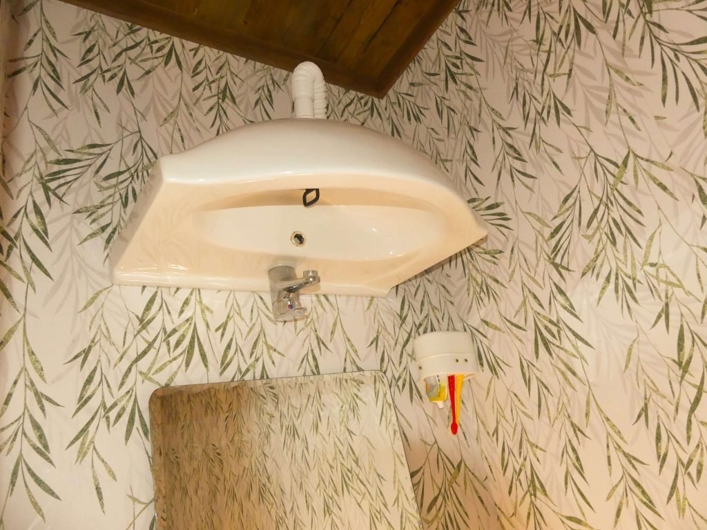 Casa răsturnată,această construcție neobișnuita atrage ca un magnet turistii 11 P1220754 edited