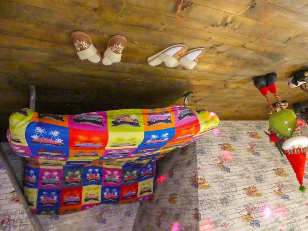 Casa răsturnată,această construcție neobișnuita atrage ca un magnet turistii 7 Casa răsturnată