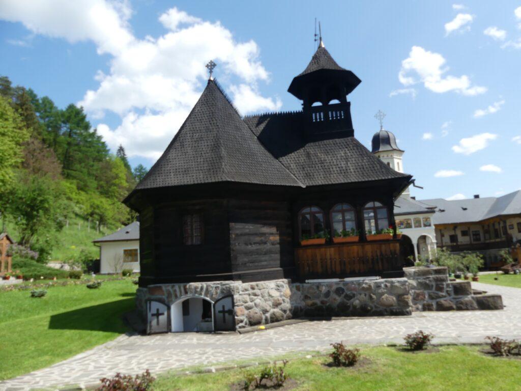 Mănăstirea Sfântul Ilie,un adevarat colț de Rai pt turisti care ajung aici 8 collage 4