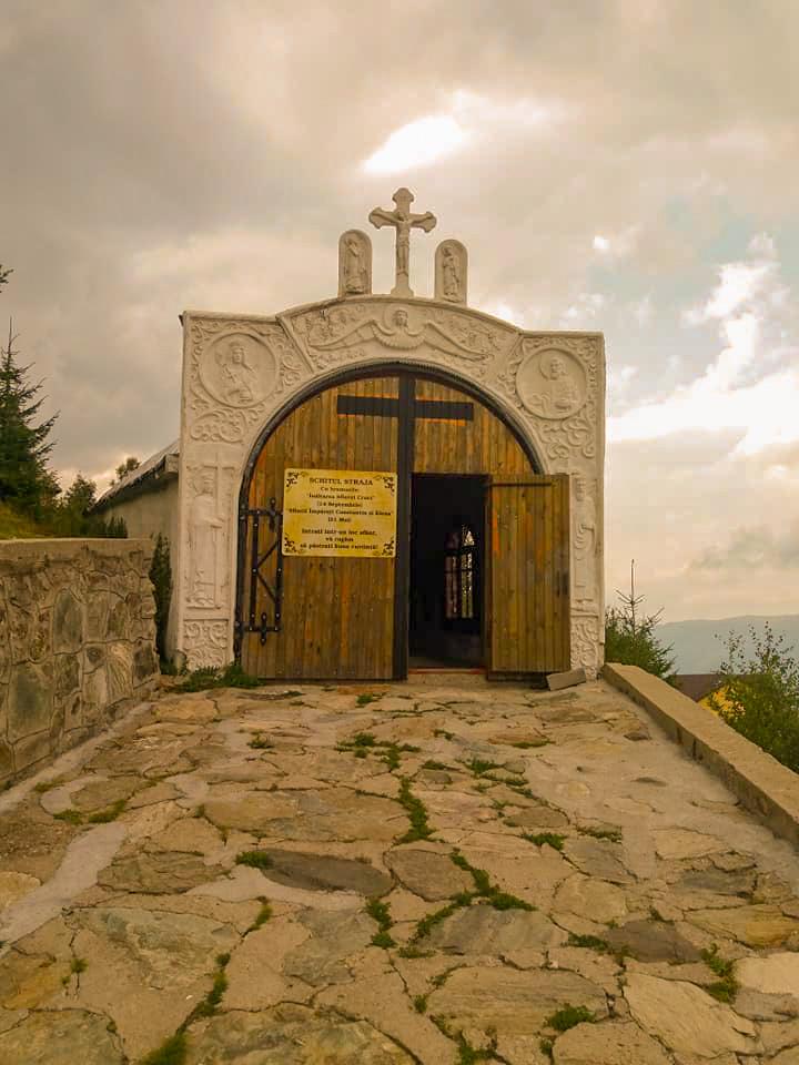 Tunelul celor 365 de Sfinți din Straja: O călătorie spirituală unică în Europa 3 Sfinți din Straja
