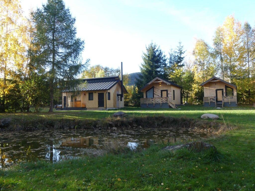 4 casute situate in mijlocul naturi,rasfata turistii cu peisaje pitoresti 2 casute
