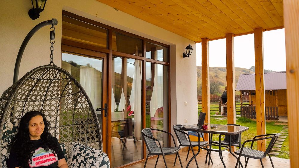 cazări în Apuseni cabană modernă în Munții Apuseni cu vedere la munte