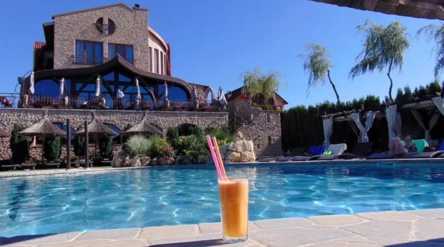cazare cu piscina exterioara