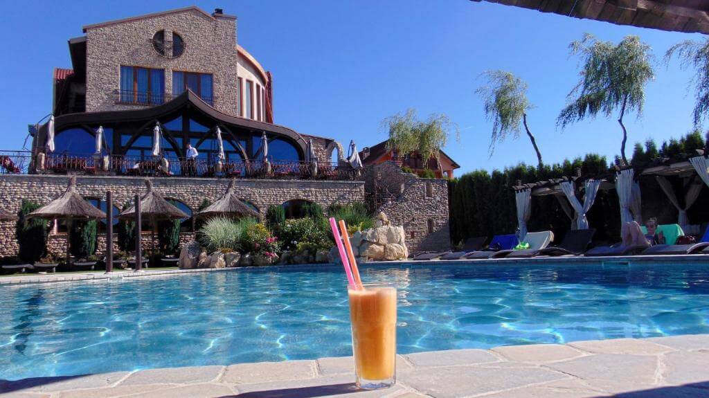 cazare cu piscina exterioara