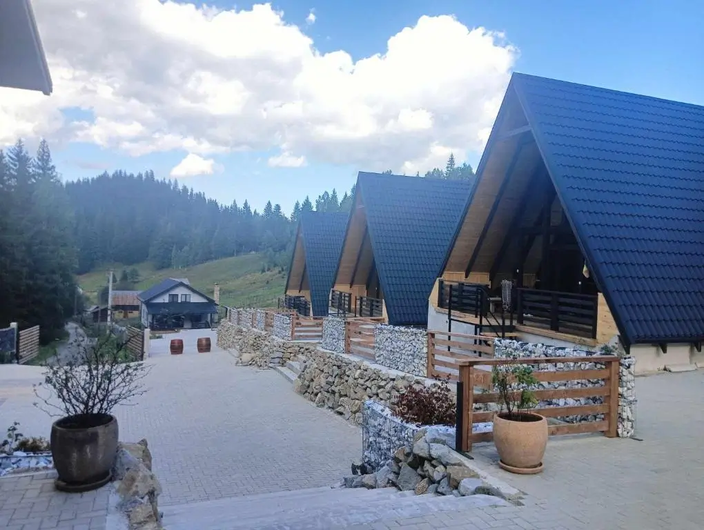 Descopera 7 opțiuni de cazare pentru a explora deosebitul Transrarău 13 Cabana La Piatră - este situată în localitatea Pojorâta