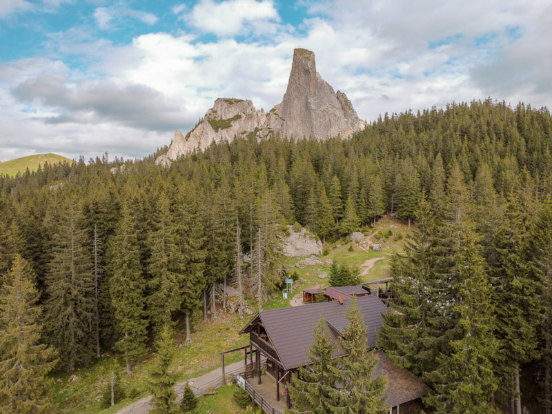 Opțiuni de cazare din apropierea Transrarău pentru turiști care explorează zona montană din Bucovina