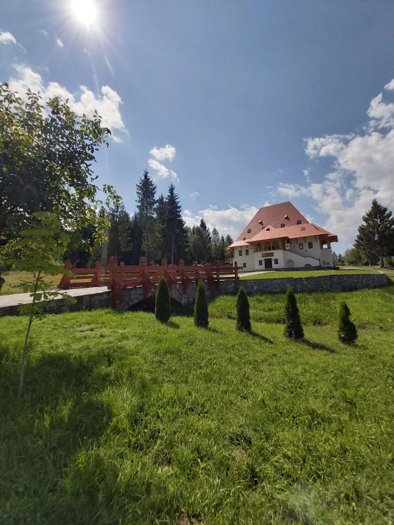 O bijuterie a Maramureșului: Mănăstirea Moisei 4 Mănăstirea Moisei