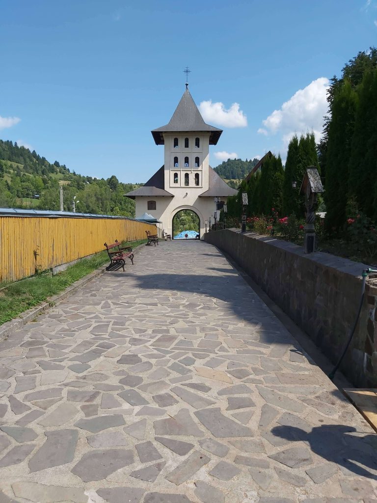 O bijuterie a Maramureșului: Mănăstirea Moisei 2 Mănăstirea Moisei
