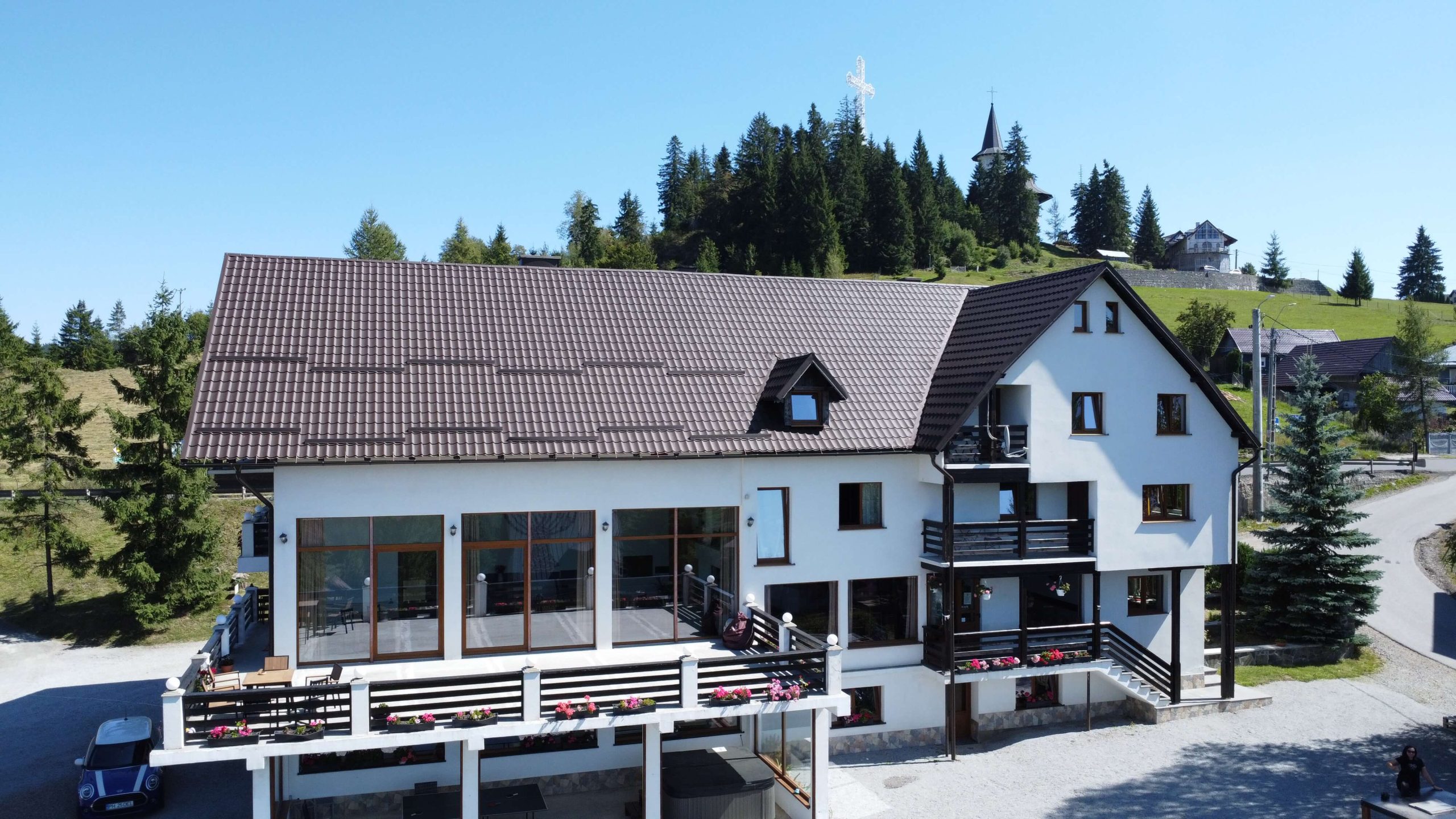 Tihuța Retreat cu piscină infinity și cazare rustică în mijlocul naturii