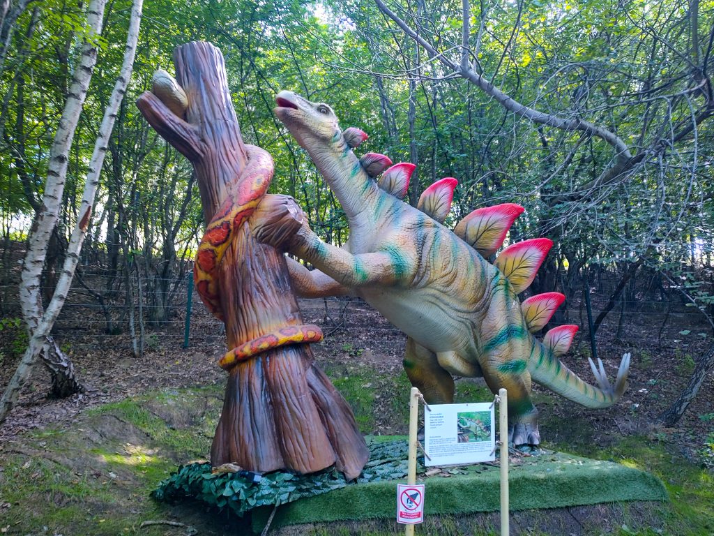 Dinozauri în mărime naturală,in parcul de aventura de la Wonderland 2 Dinozauri