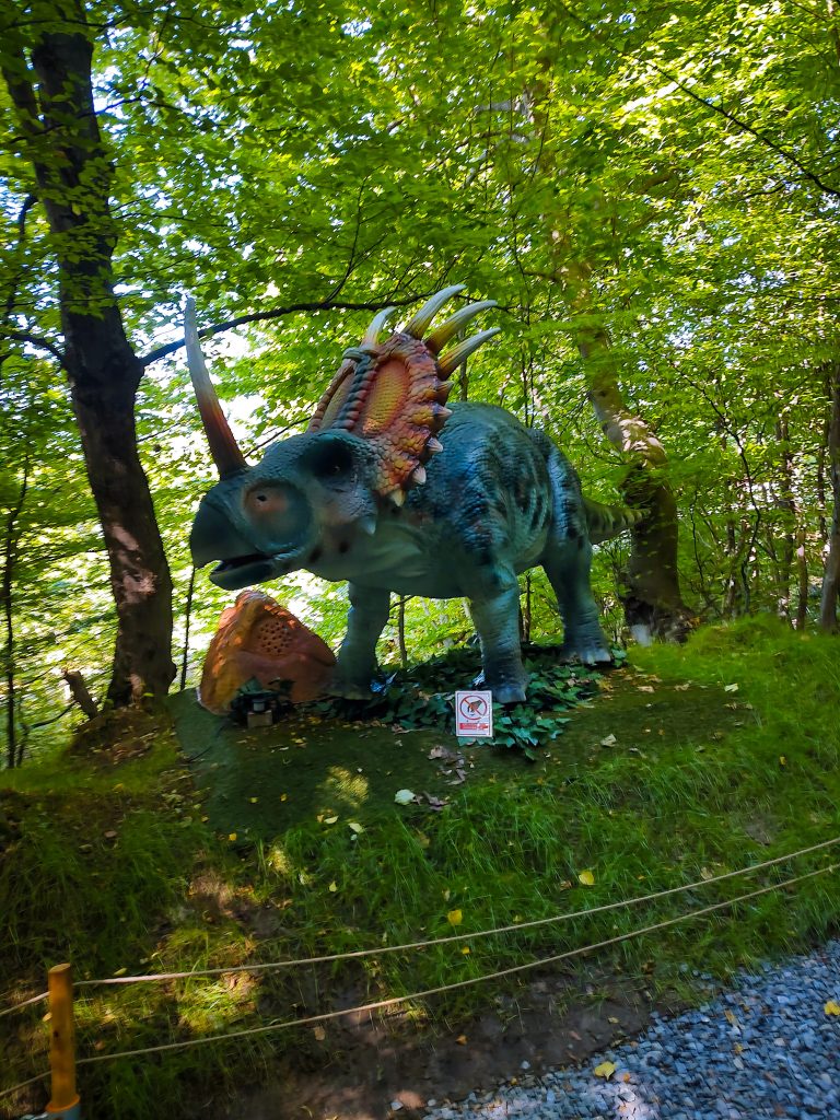Dinozauri în mărime naturală,in parcul de aventura de la Wonderland 3 Dinozauri