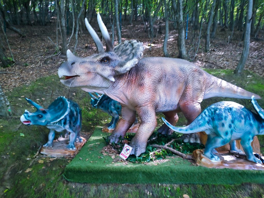 Dinozauri în mărime naturală,in parcul de aventura de la Wonderland 6 Dinozauri