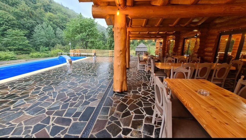 Vacanță cu gust autentic la Restaurantul Vânătoresc - Bârlogul Ursului: mâncare, cazare, natură 2 1000149665