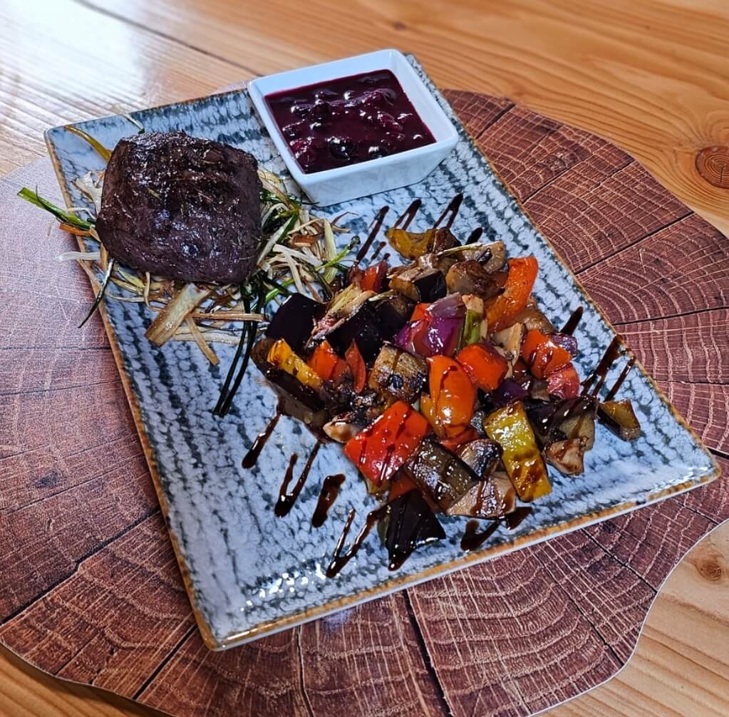 Vacanță cu gust autentic la Restaurantul Vânătoresc - Bârlogul Ursului: mâncare, cazare, natură 8 1000149675