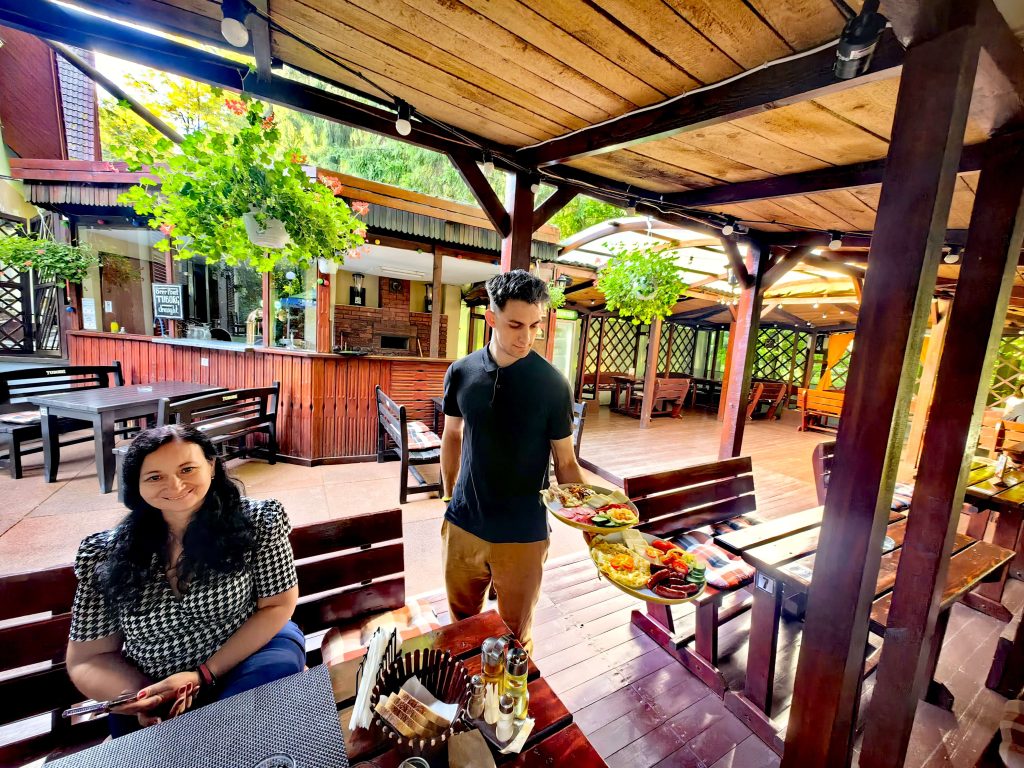 Happy Inn Vatra Dornei: Pensiunea cu restaurant și vedere spectaculoasă la parc 4 terasa Happy Inn