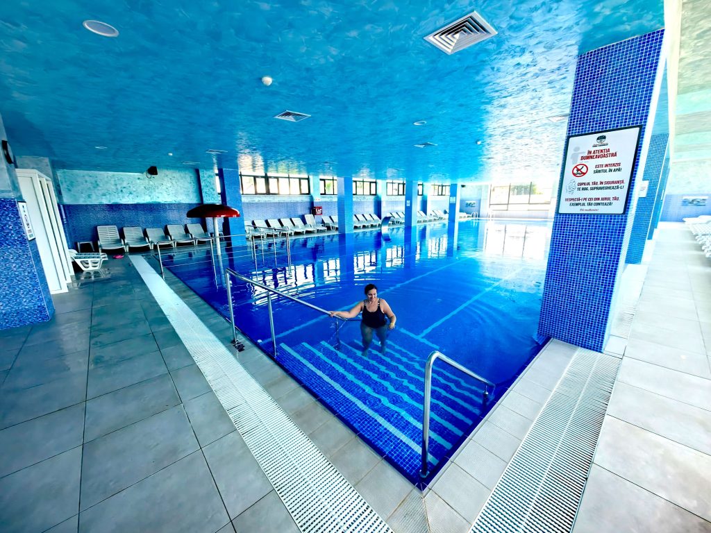 Stațiunea Balneoclimaterică Dorna Candrenilor - popasul tău de relaxare când ajungi în Bucovina 5 Dorna Candrenilor piscina