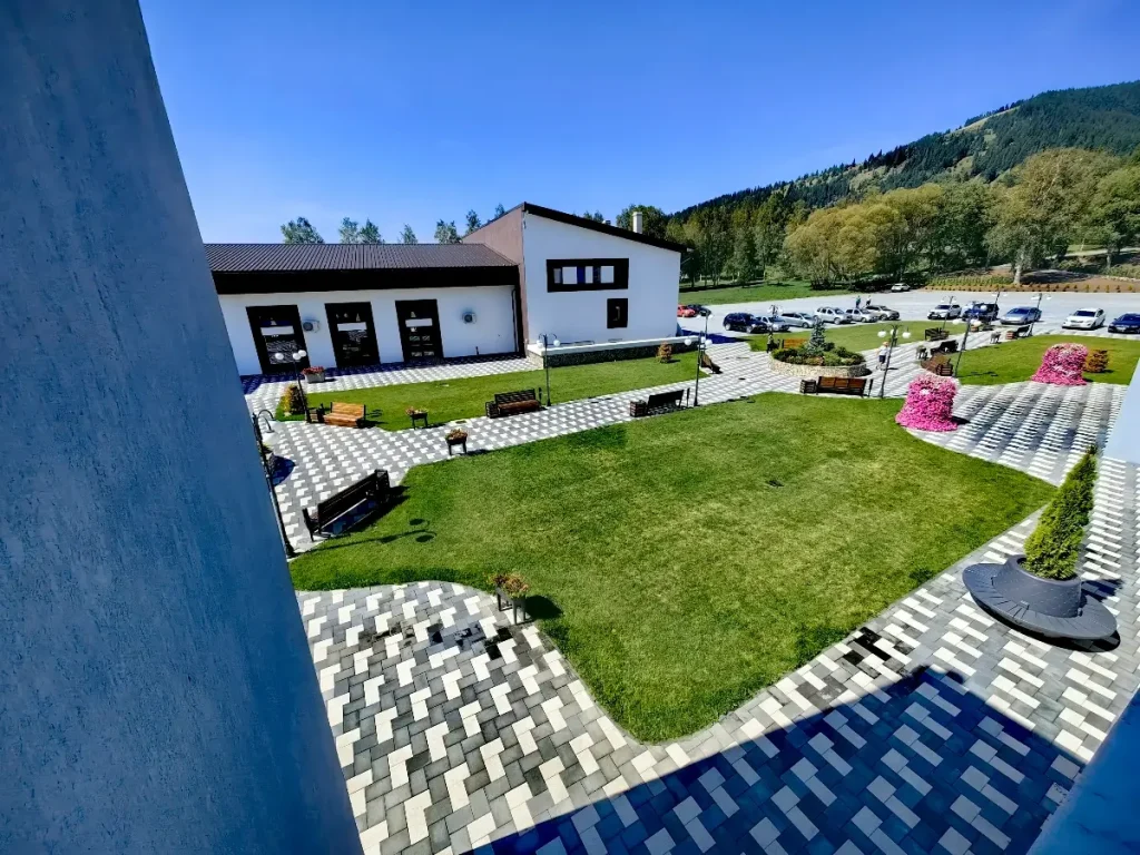 Stațiunea Balneoclimaterică Dorna Candrenilor - popasul tău de relaxare când ajungi în Bucovina 4 Dorna Candrenilor curte