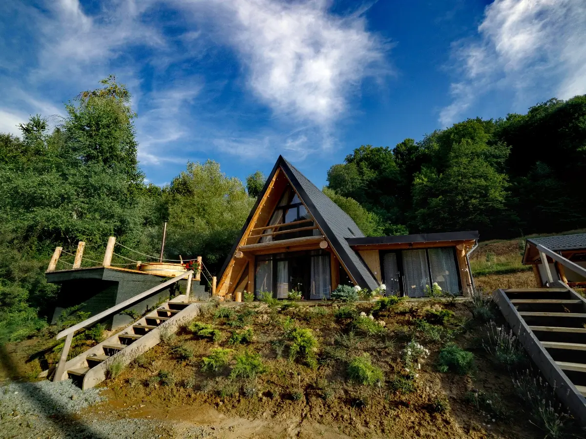 Cabana A-Frame Pădurea Cerbilor din Chiuzbaia, înconjurată de pădure, lângă Baia Mare