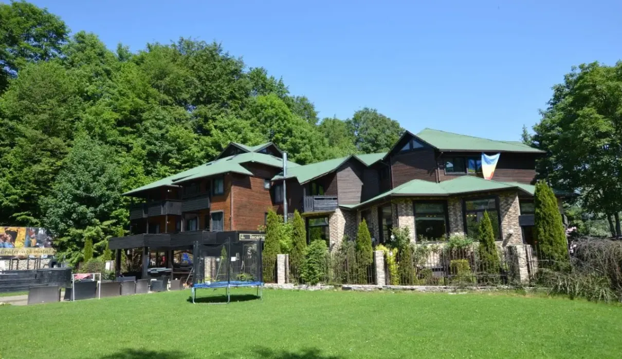 Hillden Boutique pensiune în Șimon Bran cu piscină exterioară și vedere la Munții Bucegi