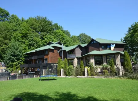 Hillden Boutique pensiune în Șimon Bran cu piscină exterioară și vedere la Munții Bucegi