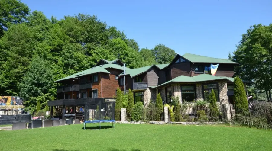 Hillden Boutique pensiune în Șimon Bran cu piscină exterioară și vedere la Munții Bucegi