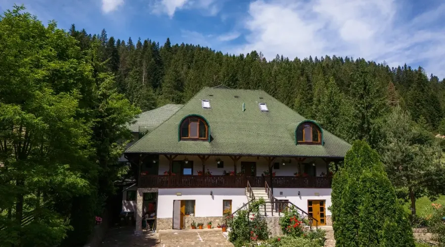 Conacul Domniței pensiune în Voroneț cu vedere spre natură în Bucovina