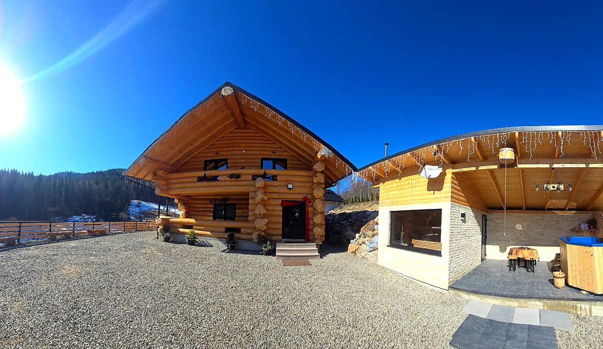 cabană Amont Chalet Bucovina cu ciubăr și vedere la pădure