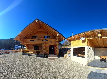 cabană Amont Chalet Bucovina cu ciubăr și vedere la pădure