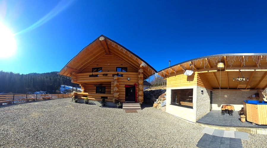 cabană Amont Chalet Bucovina cu ciubăr și vedere la pădure