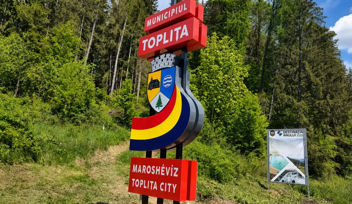 Vedere asupra zonei montane din Toplița, destinație pentru cazare și activități în județul Harghita