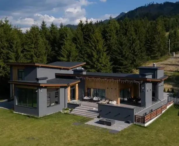 Cabană la munte de închiriat într-un peisaj montan