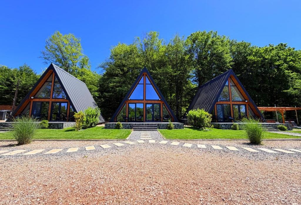 Cazări A-frame – cele trei cabane Marisa din Vadu Crișului